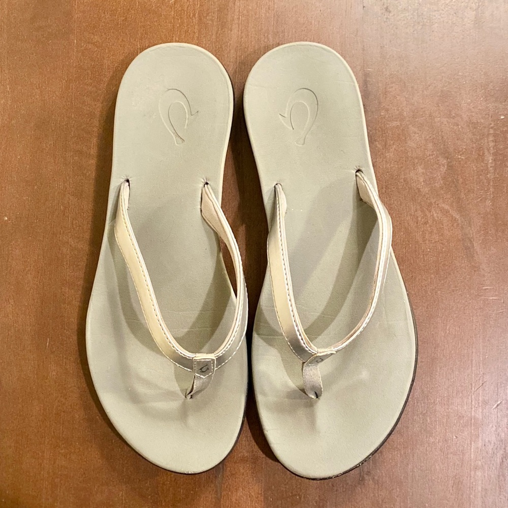 Olukai Ho‘ōpio Girls Flip Flops - Picture 2 of 10